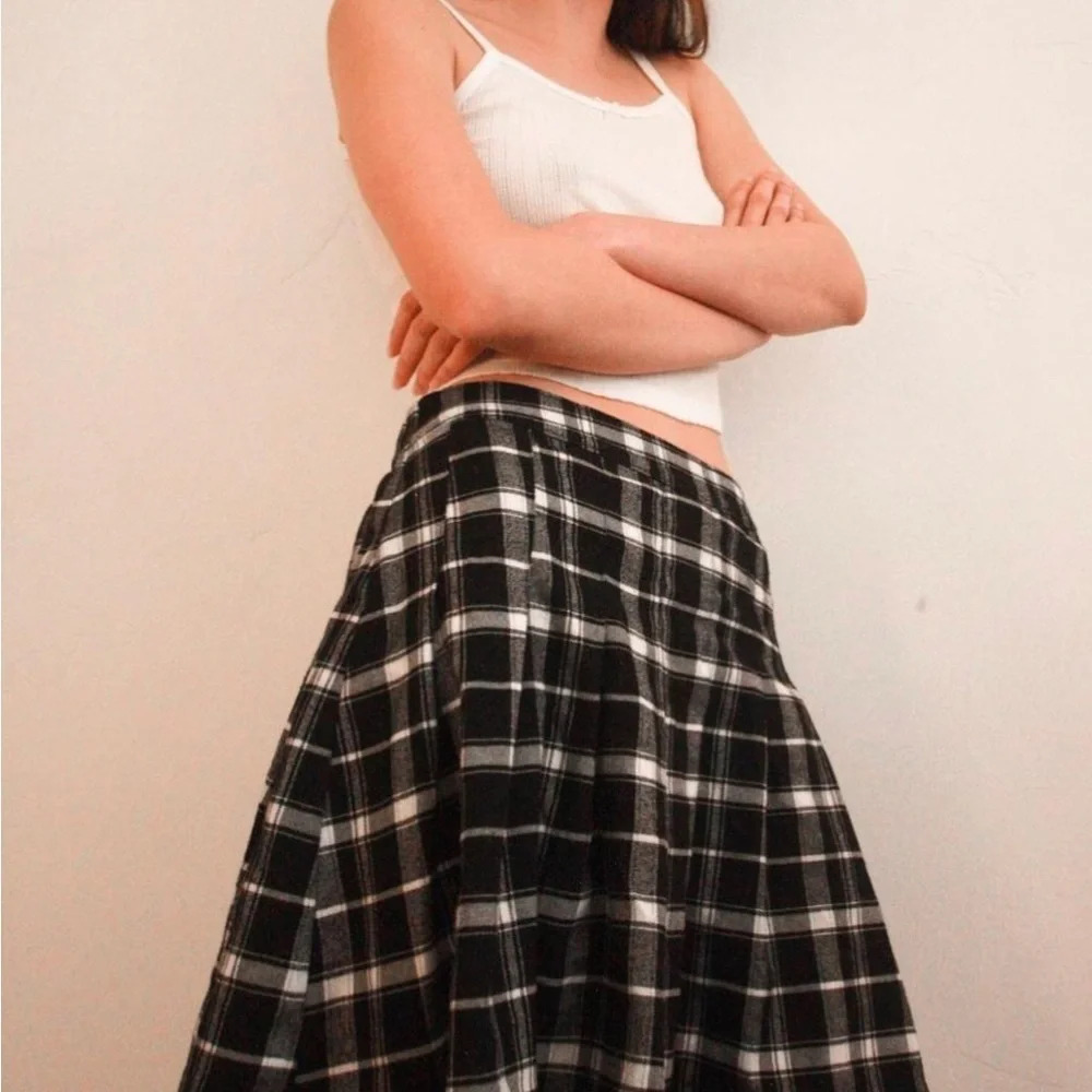 Hollister Ultra High-Rise Black Brown White Plaid Pleated Mini Skirt Size Small - Picture 2 of 8